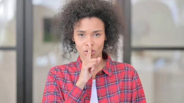 Portrait of African Woman Putting Finger on Lips, Silence — Stock Photo, Image