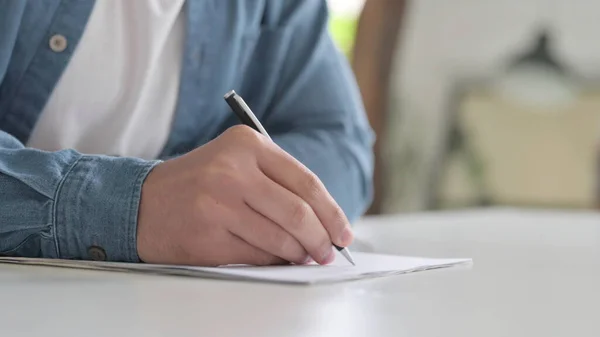 Primer plano del papel de firma masculino y poner en sobres —  Fotos de Stock