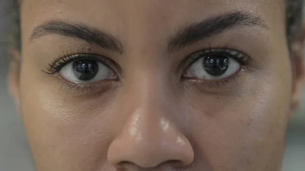 Blinkende Augen einer Afrikanerin, die in die Kamera blickt — Stockfoto