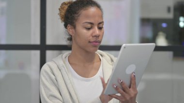 Ofiste Tablet kullanan Afrikalı Kadın