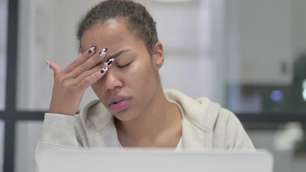 Detailní záběr africké ženy s bolestí hlavy při používání notebooku — Stock fotografie