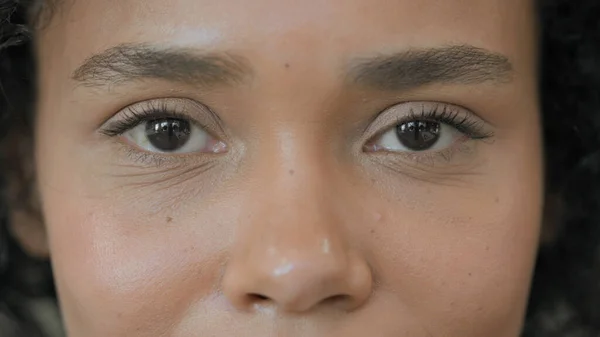 Nahaufnahme der blinkenden Augen einer Afrikanerin — Stockfoto