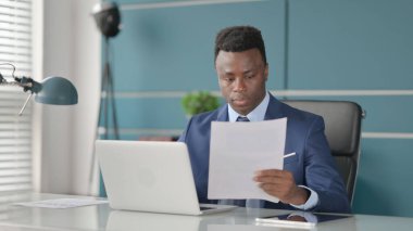 Ofisinde Dizüstü bilgisayar okuyan Afrikalı İşadamı 