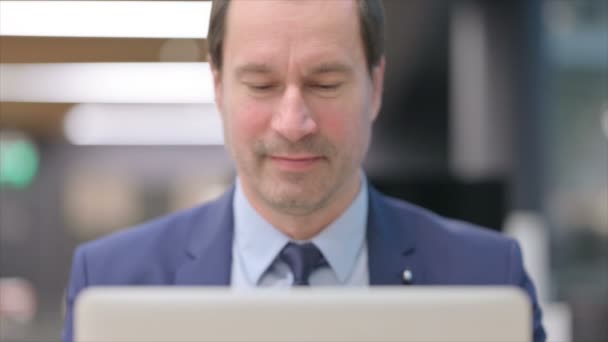 商人在笔记本电脑上庆祝成功的肖像 — 图库视频影像