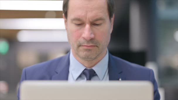 笔记本电脑上工作的商人的肖像 — 图库视频影像