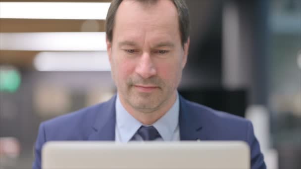Portret biznesmena z laptopem Pokazuje kciuki w górę — Wideo stockowe