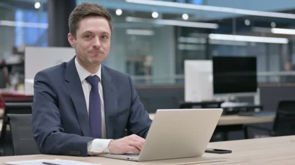 Affärsman Visar tummen upp Logga in När du använder laptop i Office — Stockvideo