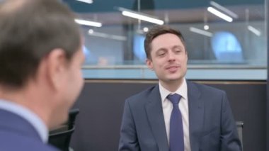 İş Adamının Mutlu İş Arkadaşlarıyla Konuşmasının Arkası 