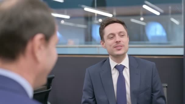 Bakre vy över affärsmannen prata med Happy Colleague — Stockvideo