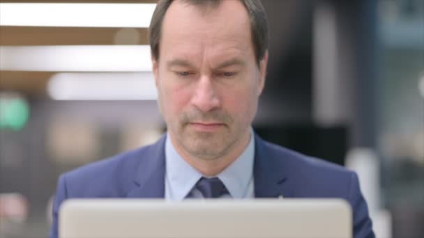 Porträtt av affärsman med laptop ler i kameran — Stockvideo