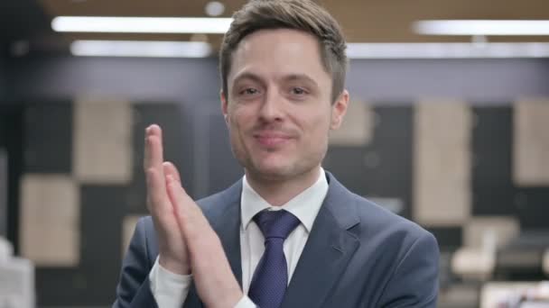 Porträtt Skott av lycklig affärsman Clapping, applåderar — Stockvideo