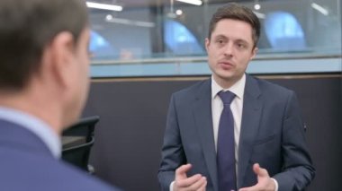 İş Adamının İş Arkadaşlarıyla Konuşmasının Arkası 