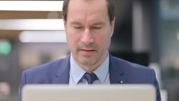 商人在笔记本电脑上对损失的反应 — 图库视频影像