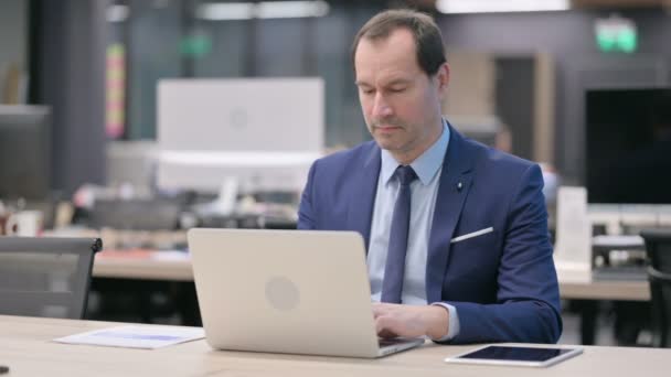 Geschäftsmann arbeitet im Büro am Laptop — Stockvideo