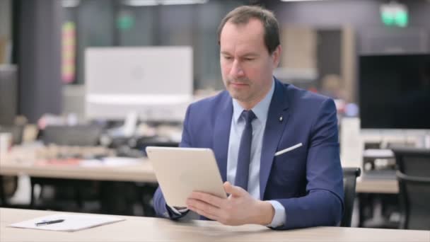 Zakenman reageert op verlies op tablet in kantoor — Stockvideo