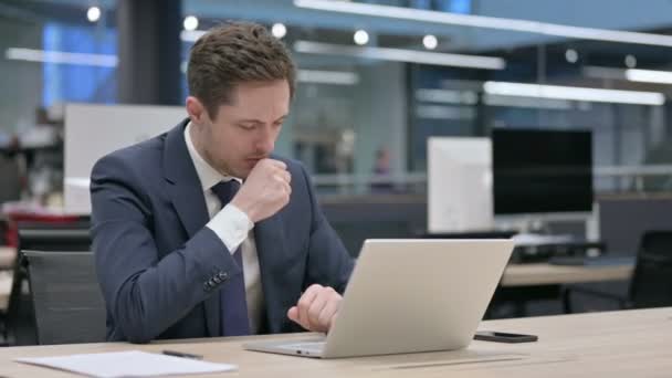 Επιχειρηματίας βήχας κατά τη χρήση Laptop στο γραφείο — Αρχείο Βίντεο