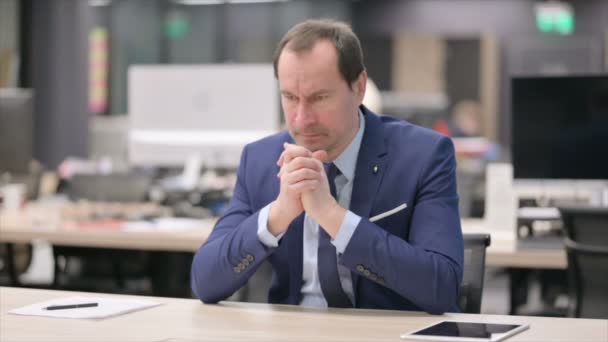 Empresário perturbado se sentando preocupado enquanto sentado no escritório — Vídeo de Stock