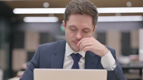 Πορτρέτο του επιχειρηματία που έχει πονοκέφαλο κατά τη χρήση του Laptop — Αρχείο Βίντεο