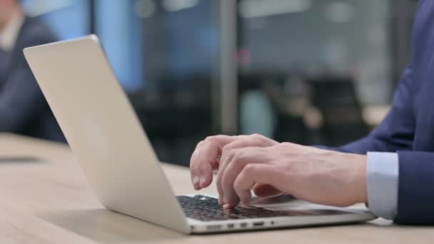 Hand Close of Businessman Praca na laptopie — Wideo stockowe