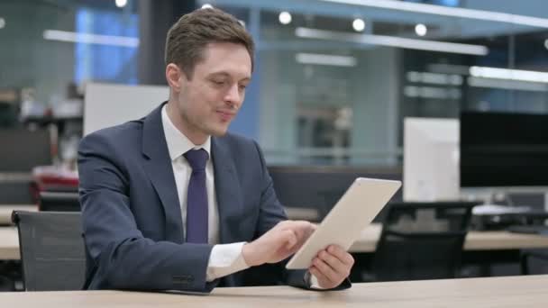 Üzletember ünnepli siker Tablet az irodában, Ülő — Stock videók
