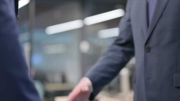 Lassú mozgás az üzletemberek rázza a kezét — Stock videók