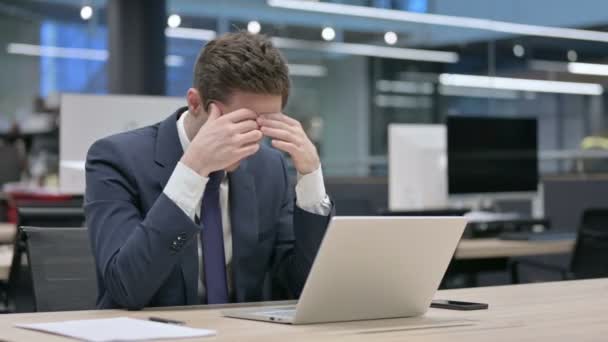 Podnikatel s bolestí hlavy při práci na notebooku — Stock video