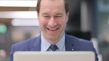 İş adamının Portresi Bilgisayarda Konuşuyor