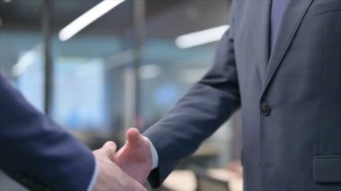İş Adamlarının Yavaş Hareketi El sıkışması