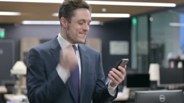 Başarılı İşadamı Akıllı Telefonla Kutlama Yapıyor