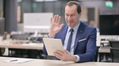 Ofisteki Tablet 'te Video Çağrısı Yapan İşadamı 