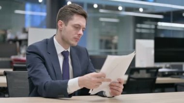 Ofiste Otururken İş Adamı Raporları Okuyor