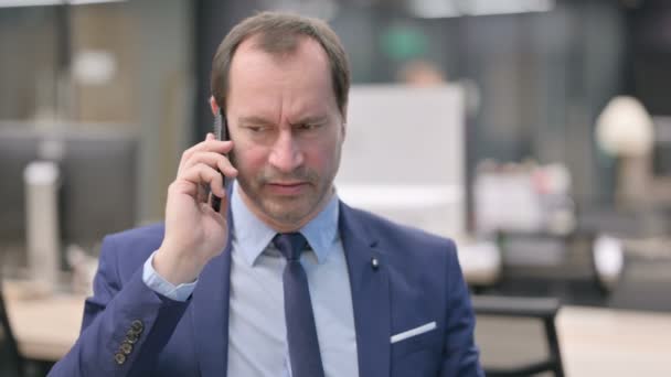 Retrato del hombre de negocios hablando enojado en el teléfono inteligente — Vídeos de Stock
