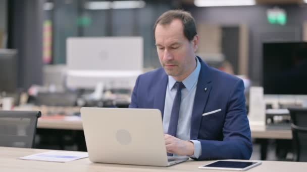 Geschäftsmann feiert Erfolg mit Laptop im Büro — Stockvideo