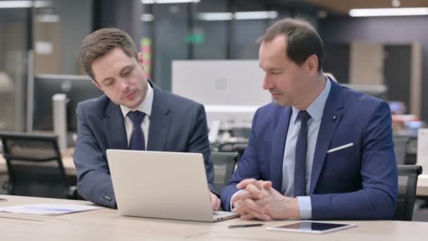 Uomo d'affari e collega di discussione sul computer portatile — Video Stock