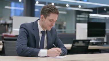 Kağıda yazarken Hayal kırıklığına uğrayan İşadamı