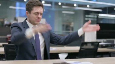 İşadamı kutluyor başarı süre okuma belgeleri Office
