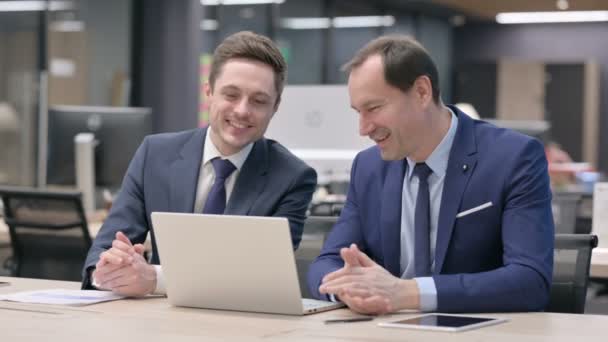 Бизнесмен и коллега делают видеосвязь на ноутбуке — стоковое видео