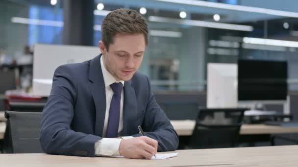 Ofisteki Kağıda Yazan İşadamı — Stok video