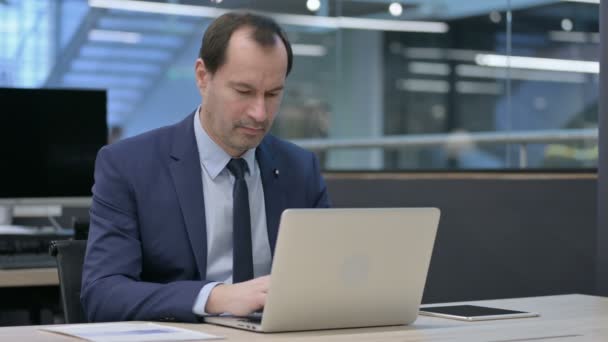 Businessman having Back Pain while using Laptop in Office — Stock Video