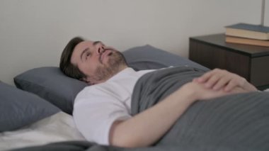 Genç Adam Yatakta Düşünüyor
