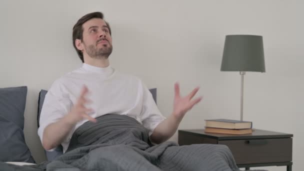 Junger Mann fühlt sich im Bett beunruhigt — Stockvideo