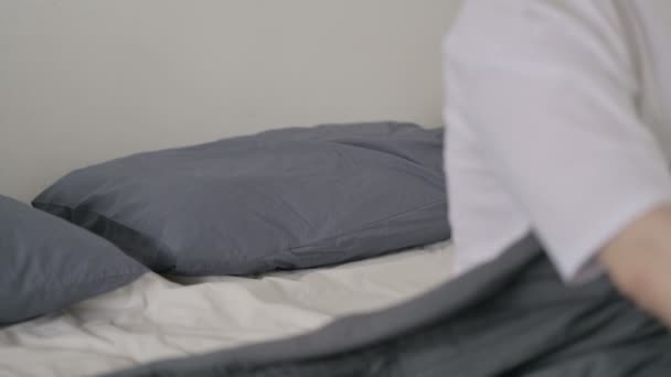 Giovane uomo Andare a letto, Dormire — Video Stock