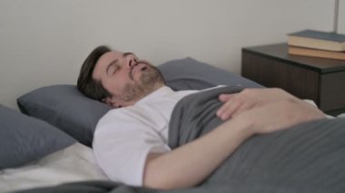 Genç Adam Yatakta Huzur İçinde Uyuyor