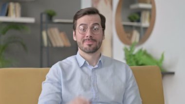 Kamerayı ve Daveti Gösteren Genç Adam Portresi