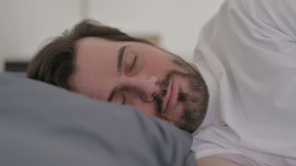 Portrait de jeune homme dormant paisiblement au lit — Video