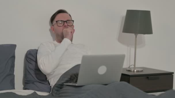 Tillfällig ManHosta när du använder laptop i sängen — Stockvideo