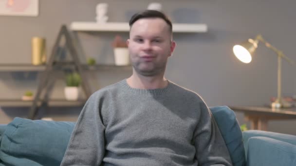 Portrét ležérní třepací hlavy bez znaménka — Stock video