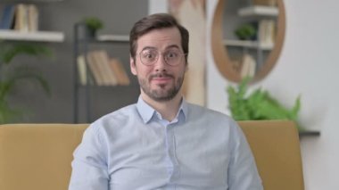 Evde Tamam İşareti Gösteren Genç Adamın Portresi 