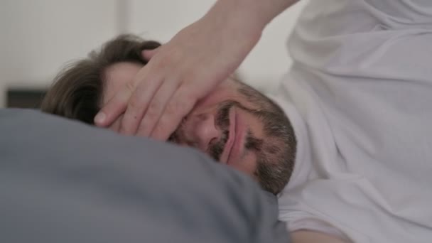 Ritratto di giovane che ha mal di testa mentre dorme a letto — Video Stock
