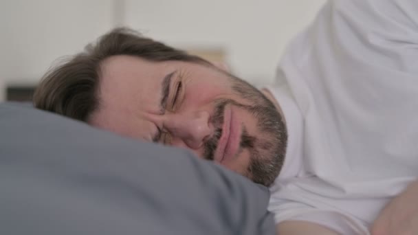 ベッドで寝ている間の若い男の咳の肖像 — ストック動画